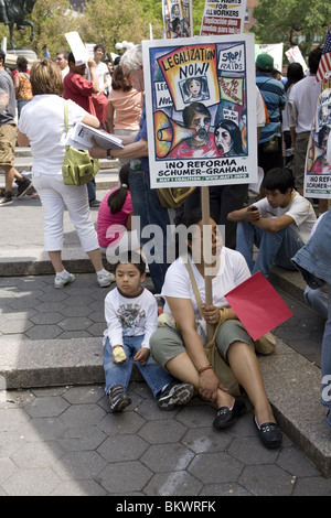 1 maggio 2010: giorno di maggio rally e marzo per immigrati e diritti dei lavoratori presso la Union Square di New York City. Foto Stock