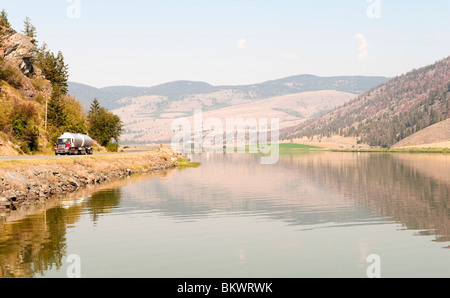 Vista del lago di Nicola da una zona di riposo sulla autostrada 5A, vicino Quilchena, BC, Canada Foto Stock