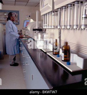 Africa femmina scienziato americano di test di qualità di acqua in laboratorio delle acque di una utility company Foto Stock