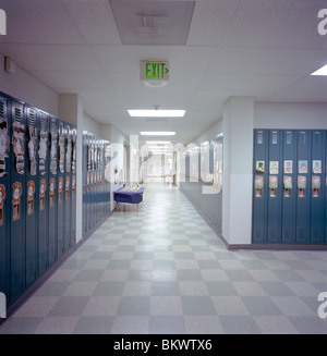 Armadietti per studenti linea il corridoio in una scuola elementare. Foto Stock