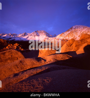 Il Buttermilks e Mt. Tom (13,652') all'alba, Sierra Nevada Le montagne vicino al Vescovo, CALIFORNIA, STATI UNITI D'AMERICA Foto Stock