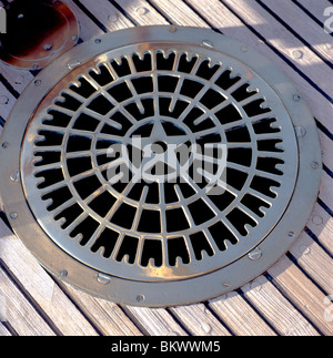 Dettaglio della bussola e hatch la bulloneria della piastra su una storica imbarcazione a vela sulla baia di Chesapeake, Maryland, Stati Uniti d'America Foto Stock