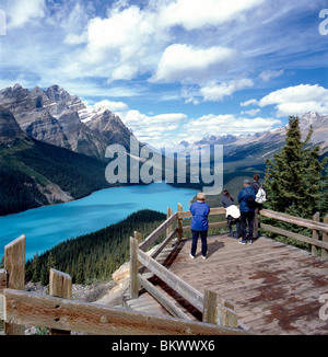 I turisti a scenic si affacciano, Peyto Lake, il Parco Nazionale di Banff, Alberta, Canada Foto Stock
