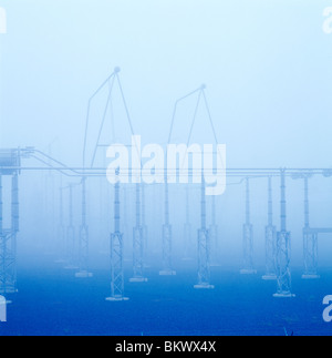 La nebbia, misty, la trasmissione elettrica cantiere all'alba, Limerick Centrale Nucleare, Limerick, Pennsylvania, STATI UNITI D'AMERICA Foto Stock