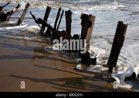 Vecchio acciaio Palancole di pennelli abbandonati a Happisburgh, Norfolk, Regno Unito. Foto Stock