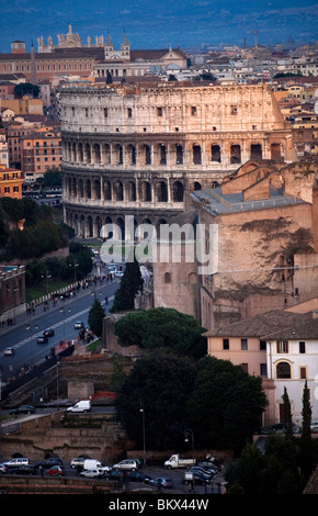 Il Colosseo è visto da Quadrigas patio sul tetto al Monumento Nazionale di Vittorio Emanuele II in Roma, Italia. Foto Stock