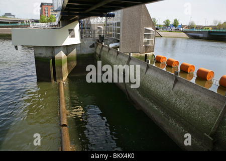 Lagan weir e passerella, Belfast, Irlanda del Nord. Foto Stock