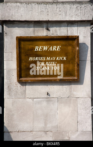 Attenzione cavalli segno, la Sfilata delle Guardie a Cavallo di Londra Foto Stock