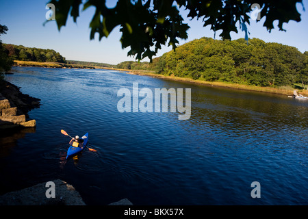 Un uomo in kayak in basso, porzione di marea del fiume Taunton in Dighton, Massachusetts. Wild e Scenic River Foto Stock