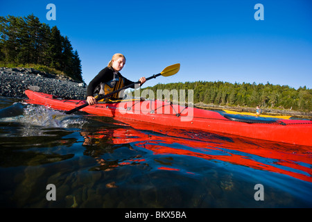 Una donna kayak di mare vicino il porcospino isole nel Maine il Parco Nazionale di Acadia. Il francese Bay. Bar Harbor. Chiave di rum. Foto Stock