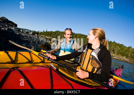 Una coppia giovane kayak di mare vicino il porcospino isole nel Maine il Parco Nazionale di Acadia. Il francese Bay. Bar Harbor. Chiave di rum. Foto Stock