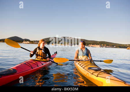 Un uomo e una donna kayak di mare nei pressi di pecore Porcupine isola nel Maine il Parco Nazionale di Acadia. Bar Harbor. Foto Stock