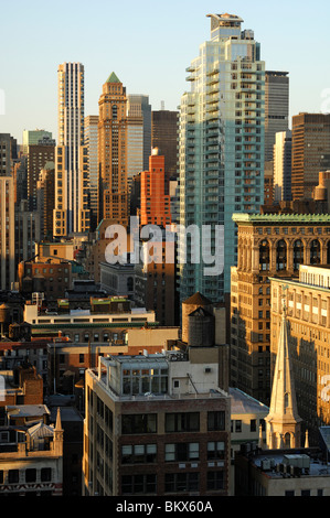 Urbano con compressione bassa in aumento degli edifici residenziali e commerciali nel centro di Manhattan, New York, Stati Uniti d'America Foto Stock