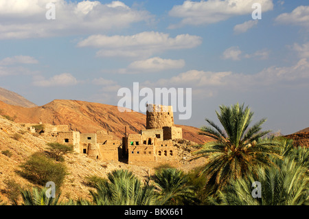Decadendo torre di avvistamento, montagne Hajar, Wilayat di Al Hamra, Sultanato di Oman Foto Stock