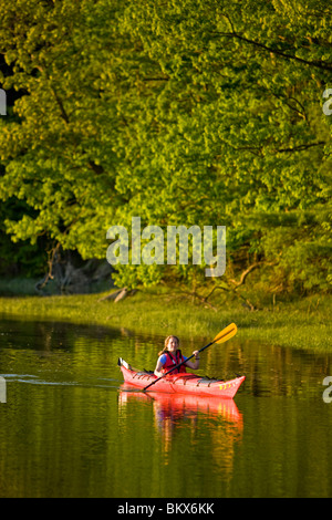 Una donna kayak sul raggiunge superiore del Fiume York in York, Maine. Alta Marea. Foto Stock