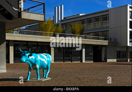 Zurigo Cow Parade, azzurro-blue cow scultura nel cortile dell'Università di Zurich-Irchel, Zurigo, Svizzera Foto Stock