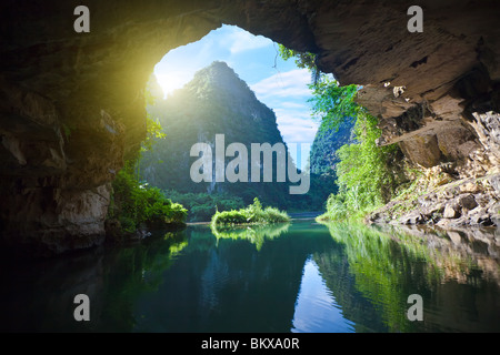 Bella vista sulla montagna dalla grotta. Tam Coc parco nazionale. Il Vietnam Foto Stock