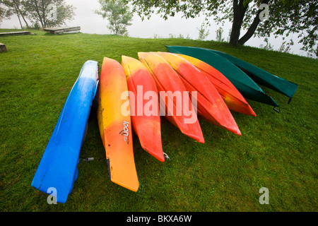 Kayak in prossimità del lancio in barca sul Lago di Francesco del Parco Statale di Pittsburg, New Hampshire. Foto Stock