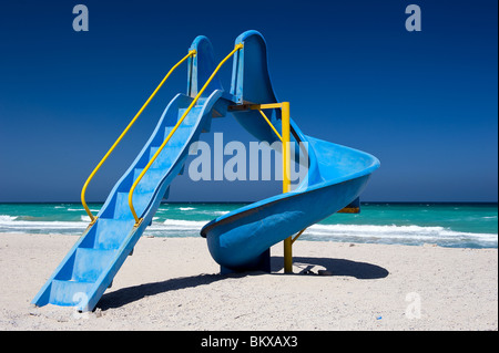 Parco giochi slitta sulla spiaggia in Oman Foto Stock