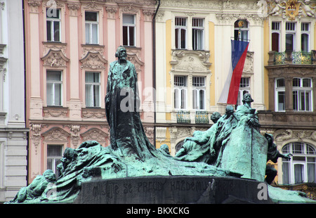 Statua di Jan Hus in Piazza della Città Vecchia di Praga, Repubblica Ceca. Foto Stock