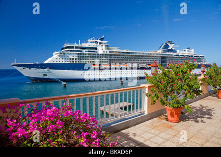 La celebrità la nave di crociera millennio nel porto di Roseau, Dominica, West Indies. Foto Stock