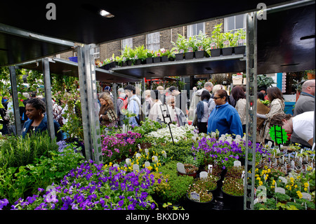 Colombia Road Market - Fiore vista venditori della folla di clienti Foto Stock