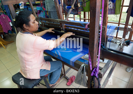 Tessitura ikat mostrando in Ubud, Bali, Indonesia Foto Stock