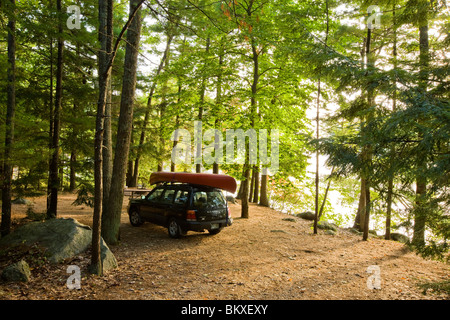 Un auto e una canoa in un campeggio vicino al lago Pawtuckaway sull isola di cavallo in New Hampshire è stato Pawtuckaway Park. Foto Stock