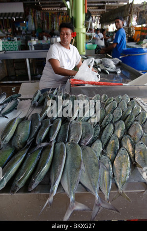 Un pescivendolo tahitiano sul suo in stallo il Mercato Comunale di Papeete, Tahiti. Foto Stock