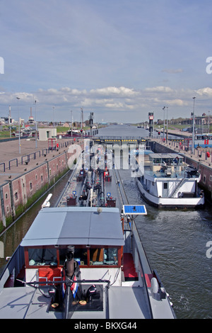 Le serrature a Ijmuiden con il Mare del Nord del canale di Amsterdam di collegamento per aprire il Mare del Nord Velsen Paesi Bassi Europa Foto Stock