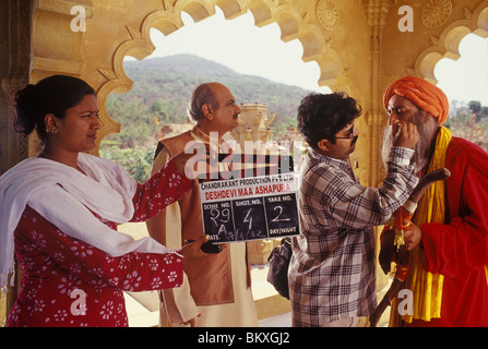 Un make-up artist dando i tocchi finali per un film di Bollywood shoot, Mumbai Bombay ; Maharashtra ; India Foto Stock