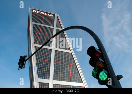 Torre Kio e il semaforo verde, vista dal basso. Madrid, Spagna. Foto Stock