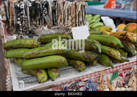 Il tahitiano banane su una fase di stallo nel mercato comunale di Papeete, Tahiti. Foto Stock