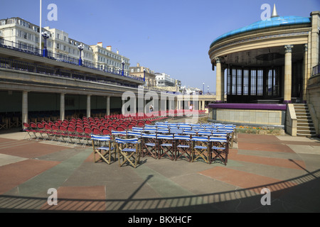 Il Bandstand sul lungomare di Eastbourne, pronto ad ospitare un concerto. Foto Stock