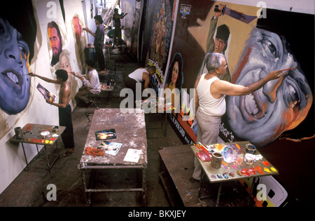 Gli artisti al lavoro ; pittura film di Bollywood cartelloni ; Mumbai Bombay ; Maharashtra ; India Foto Stock