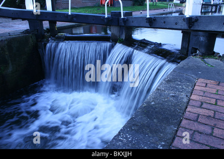 L'acqua che scorre sopra Trento bloccare Foto Stock
