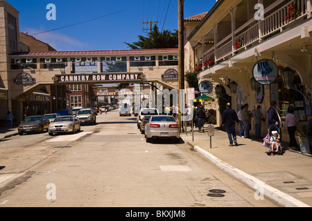 Tutti lungo Cannery Row di vecchi magazzini e sardine conservifici sono stati convertiti in gallerie di negozi e ristoranti Monterey CA Foto Stock