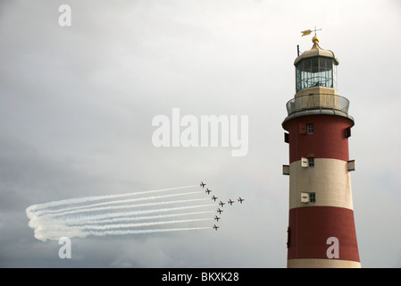 Smeaton torre del faro e frecce rosse display aeromobili 2009, la zappa, Plymouth, Devon, Regno Unito Foto Stock