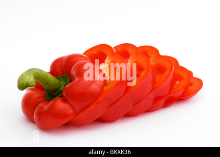Fette di peperone rosso isolato su uno sfondo bianco Foto Stock