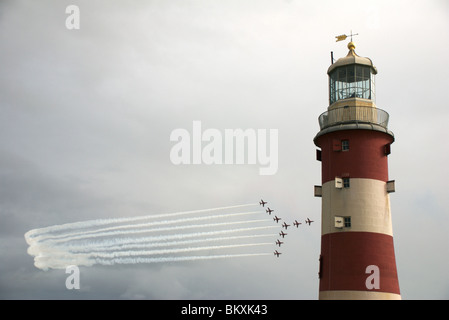 Smeaton torre del faro e frecce rosse display aeromobili 2009, la zappa, Plymouth, Devon, Regno Unito Foto Stock