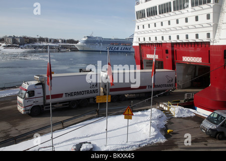 TRAGHETTO, TRASPORTO MERCI, INVERNO: Camion refrigerato porto principale di Helsinki terminal della Viking Line a Viking Line traghetti Winter Silja Line Symphony Finlandia Foto Stock