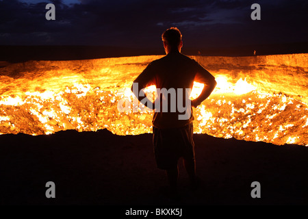 Derweze o Darvaza, aka come la porta dell'Inferno è un enorme cratere di bruciare gas naturale nel Kara-kum desert in Turkmenistan. Foto Stock