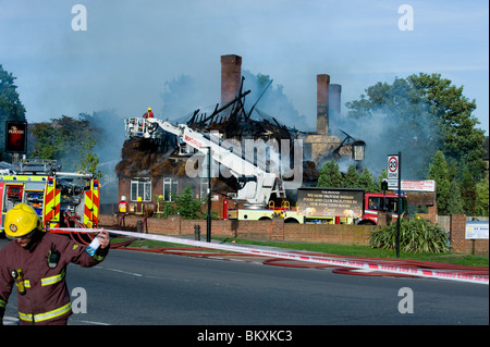 L'Aratro - Public House distrutto da un incendio. Foto Stock