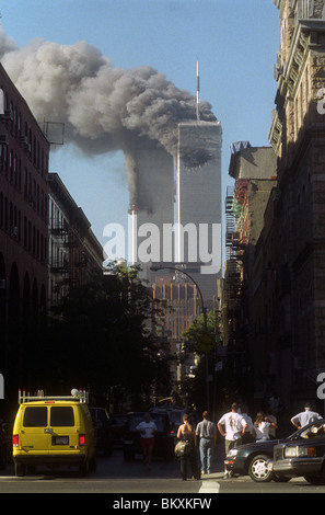 La folla su West Broadway visualizza le torri gemelle del World Trade Center la mattina del 11 settembre 2001 Foto Stock