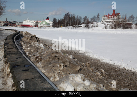 FROZEN HARBOR, INVERNO, HELSINKI: Porto principale a sud di Helsinki dal terminal Olympia Winter Viking Line traghetto Mariela Valkosaari Luoto Klippan Islands Foto Stock