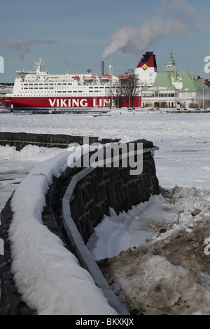 FROZEN HARBOR, INVERNO, HELSINKI: Porto principale a sud di Helsinki dal terminal Olympia Winter Viking Line traghetto Mariela Valkosaari Luoto Klippan Islands Foto Stock