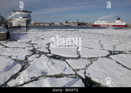 BALTIC FERRIES, INVERNO, HELSINKI: Porto principale di Helsinki dal terminal Olympia in inverno Silja Line Symphony Viking Line traghetti Mariela, Finlandia Foto Stock