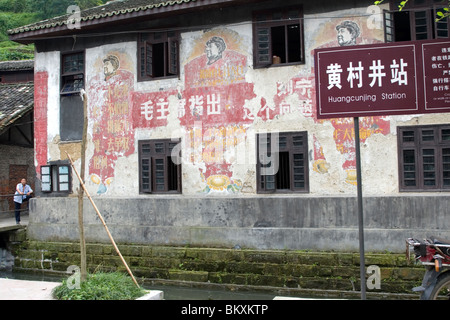 Pitture Murali raffiguranti ritratto di Mao Zedong e il suo rivoluzionario insegnamenti o le litanie sopravvivere su una vecchia miniera di carbone dependance Sichuan Foto Stock