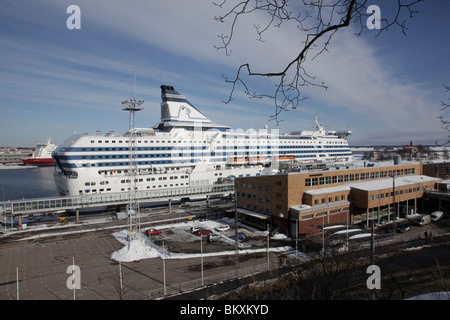 BALTIC FERRIES, INVERNO, HELSINKI: Porto principale di Helsinki dal terminal Olympia in inverno Silja Line Symphony Viking Line traghetti Mariela, Finlandia Foto Stock