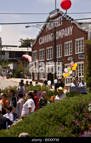 Tutti lungo Cannery Row di vecchi magazzini e sardine conservifici sono state convertite in negozi e ristoranti Monterey CA Foto Stock